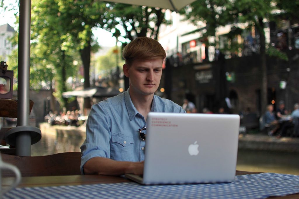 Christiaan Van Hattem mostrando como é trabalhar remotamente